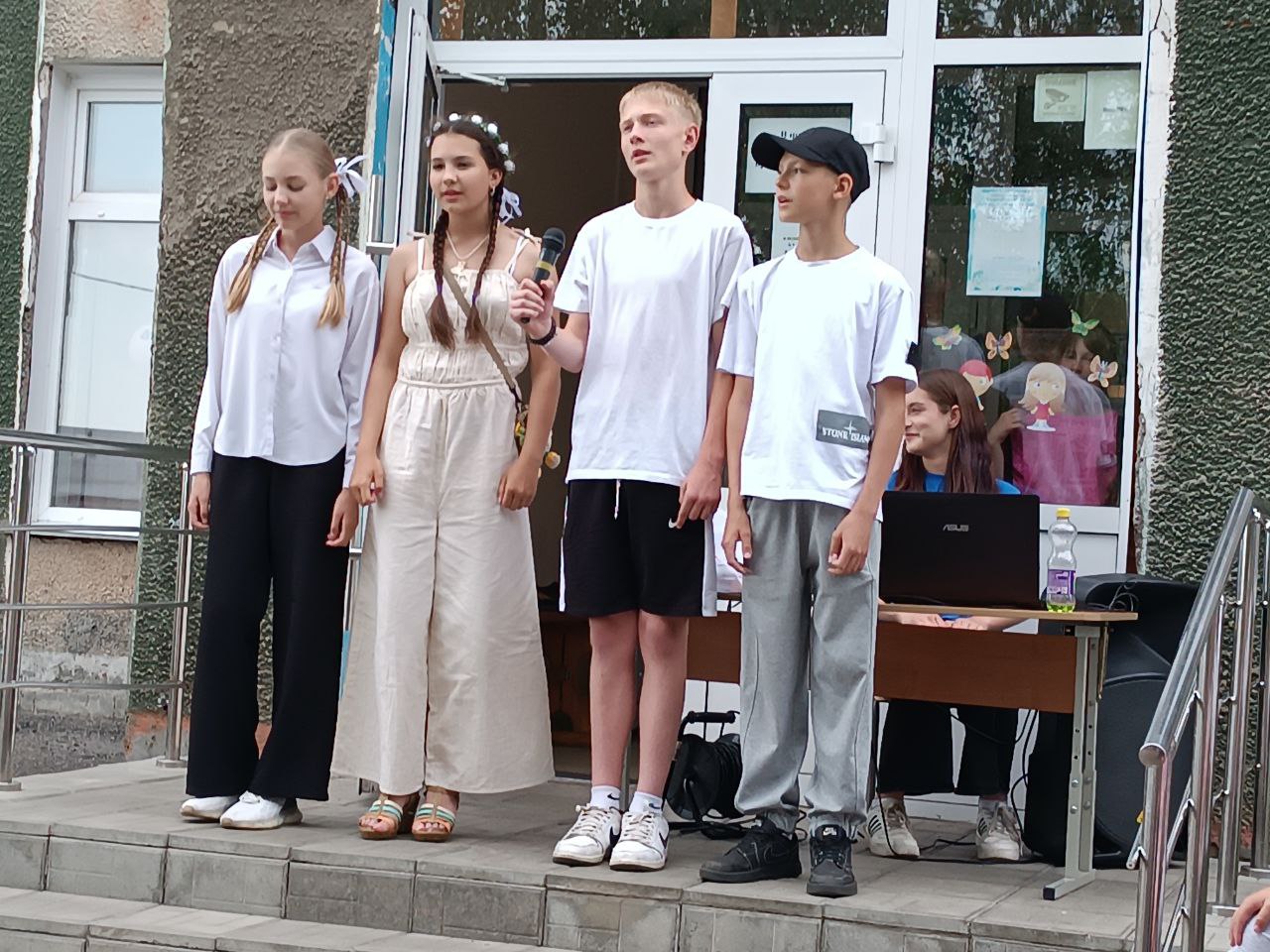 «Под флагом единым».